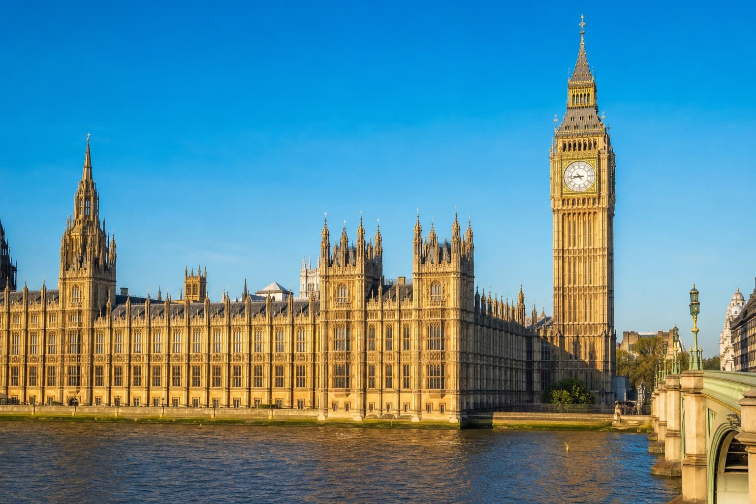 Elizabeth Tower and the Palace of Westminster beside the Thames